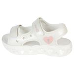 Sandalias-con-diseño-de-corazones-para-niña-pequeña