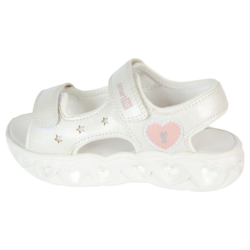 Sandalias-con-diseño-de-corazones-para-niña-pequeña